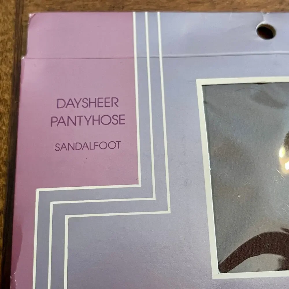 Gloria Vanderbilt Daysheer Sandalfoot Pantyhose Size: D, Color: Taupe C-13